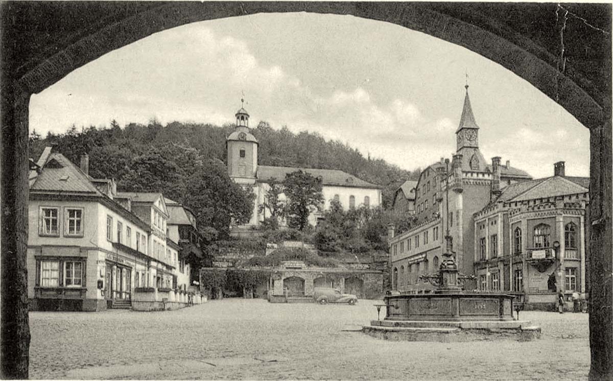 Leutenberg. Panorama von Marktplatz mit brunnen, 1953