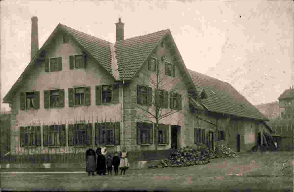 Münsingen. Familie vor einem Wohnhaus, 1913