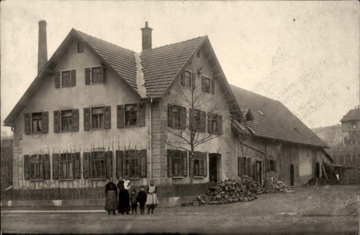 M�nsingen (Reutlingen). Familie vor einem Wohnhaus, 1913