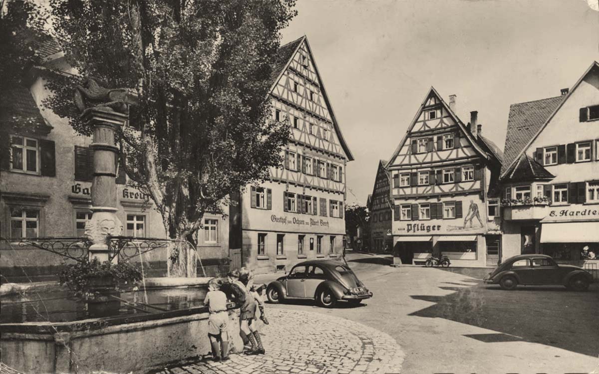 M�nsingen (Reutlingen). Marktplatz mit brunnen, 1963
