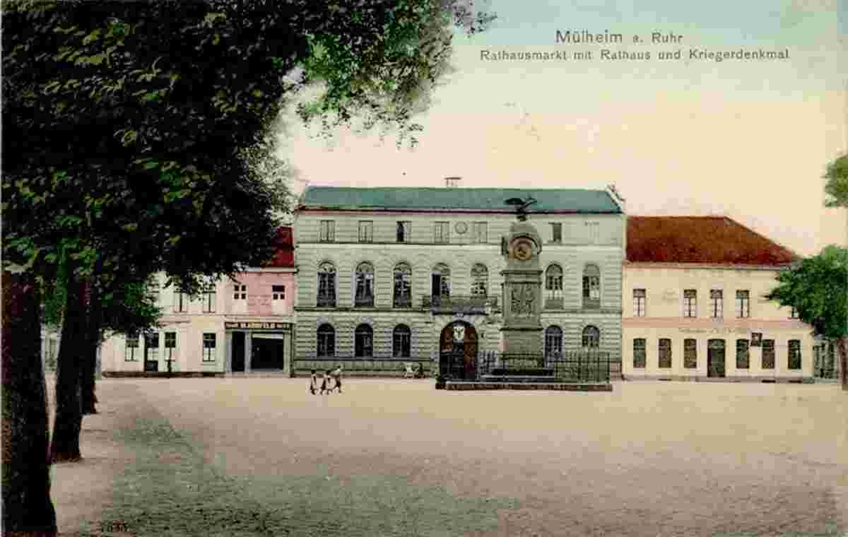 Mülheim an der Ruhr. Rathaus und Kriegerdenkmal am Marktplatz