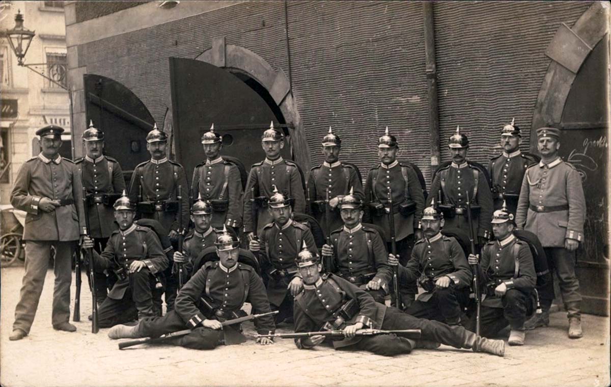 Meißen. Soldaten in der Stadt (Pickelhauben), 1915
