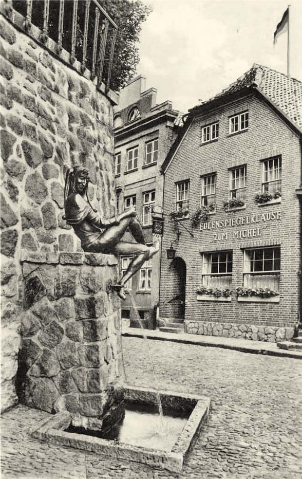 Mölln. Eulenspiegelklause 'Zum Michel' und Eulenspiegelbrunnen, 1957