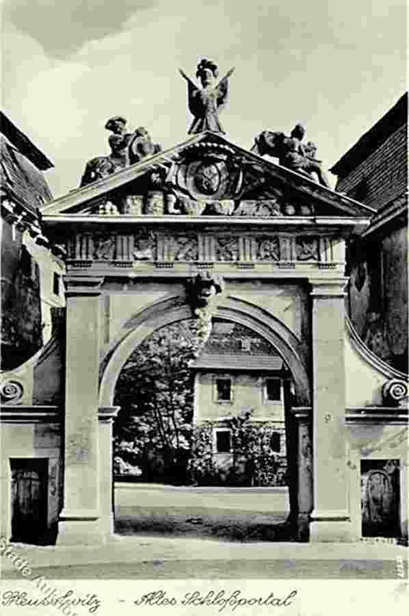 Meuselwitz. Altes Schloß Portal