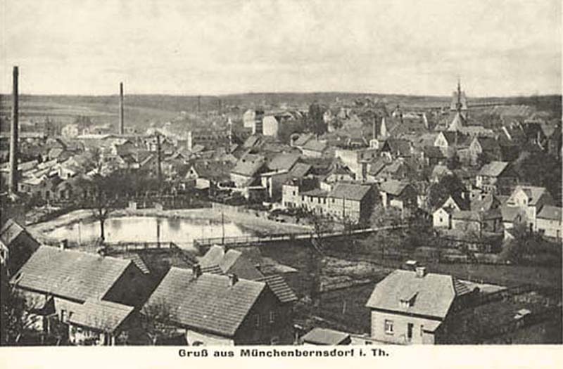 Münchenbernsdorf. Panorama der Stadt mit Teich