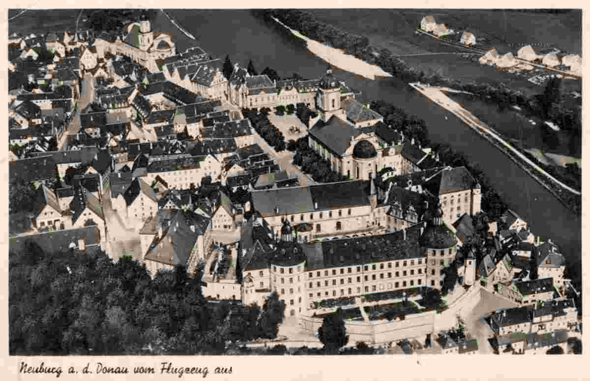 Neuburg an der Donau. Blick auf Schloß, Karlsplatz, Hofkirche und Donau, 1940