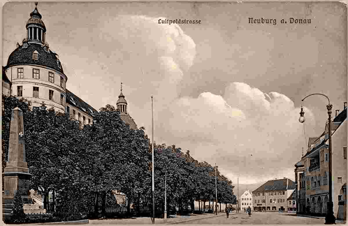 Neuburg an der Donau. Luitpoldstraße und Kriegerdenkmal, 1911
