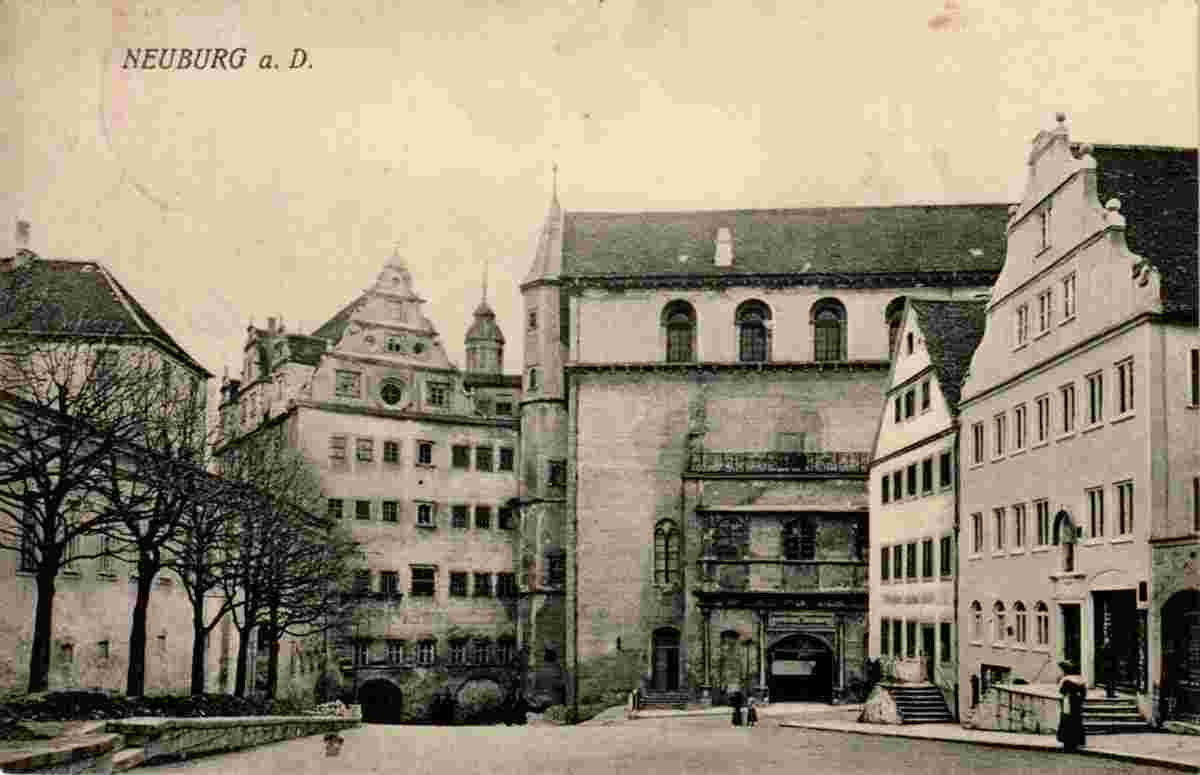 Neuburg an der Donau. Schlosskaserne mit Schlosseingang, 1918