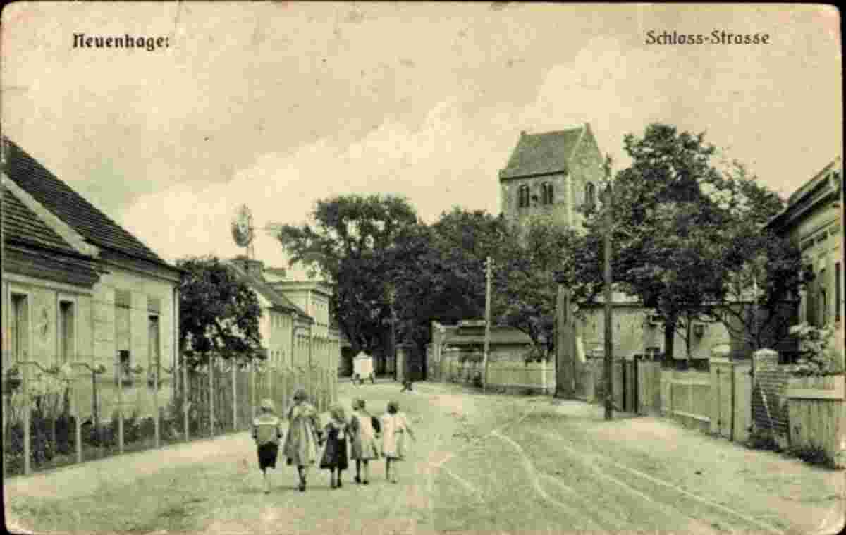Neuenhagen bei Berlin. Schloßstraße, Kinder, Glockenturm