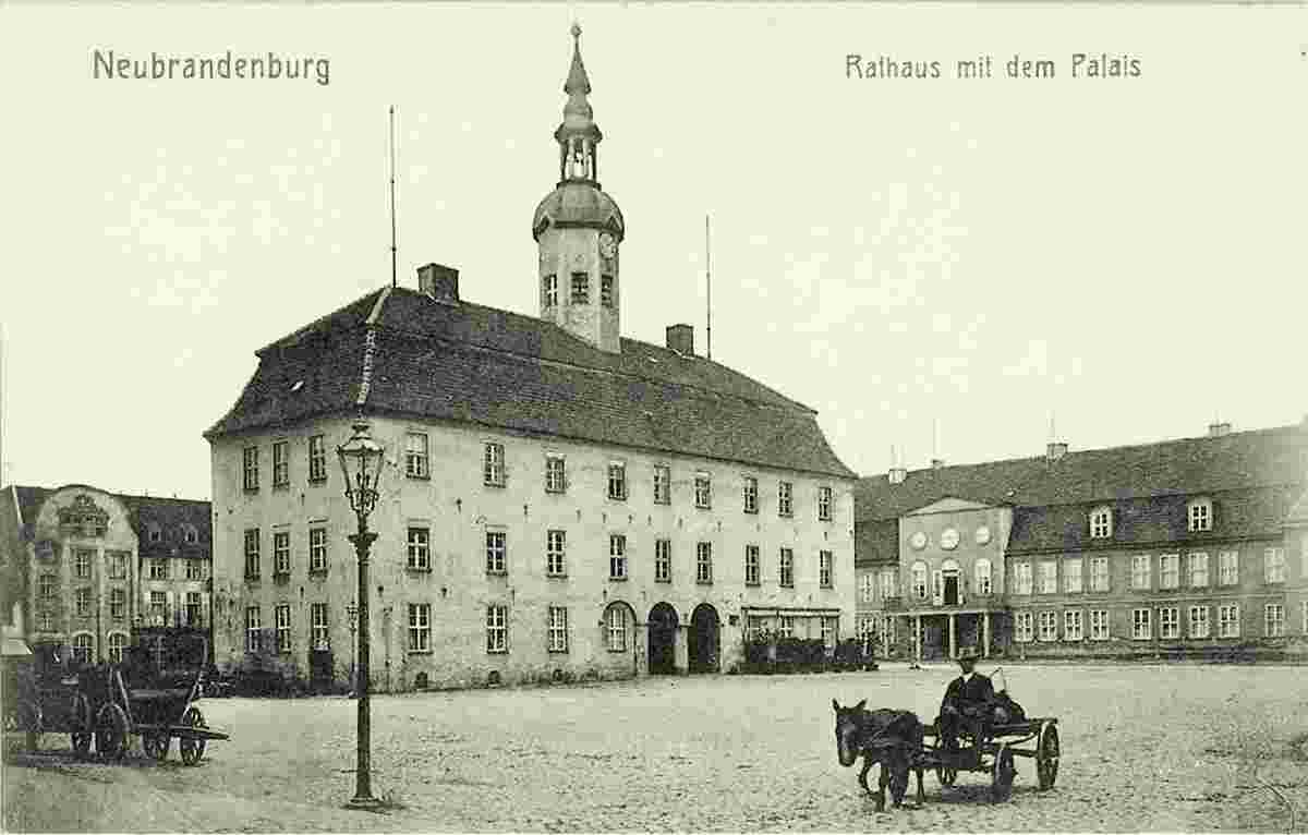 Neubrandenburg. Rathaus mit dem Palais