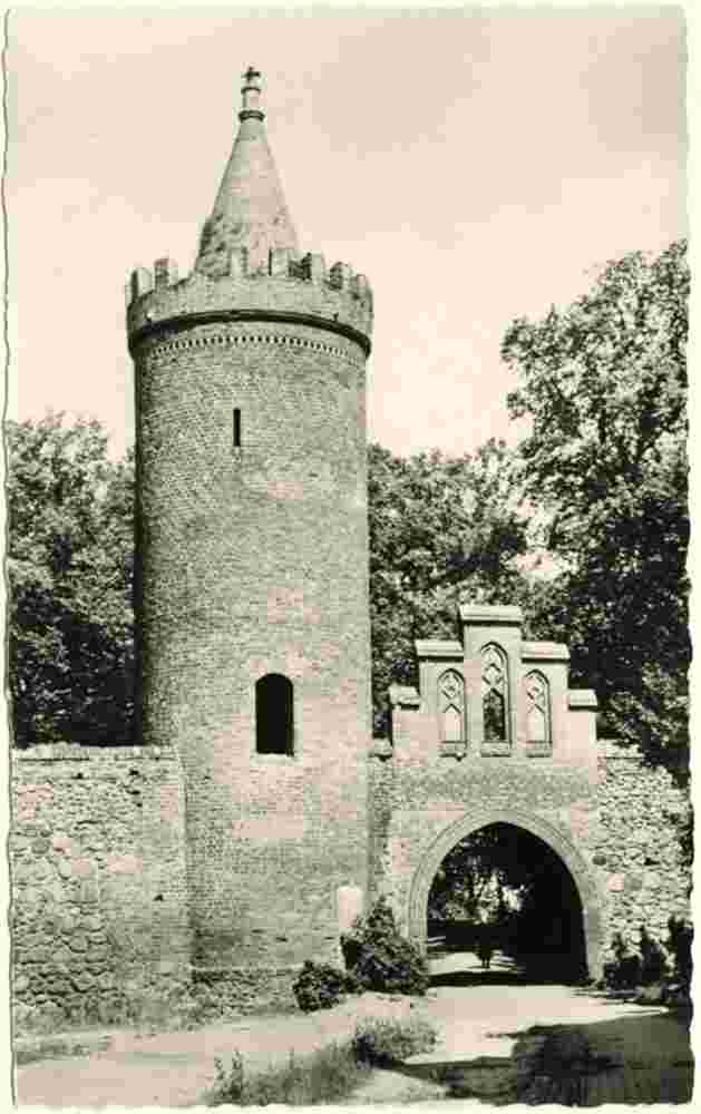 Neubrandenburg. Stadtmauer mit Fangelturm