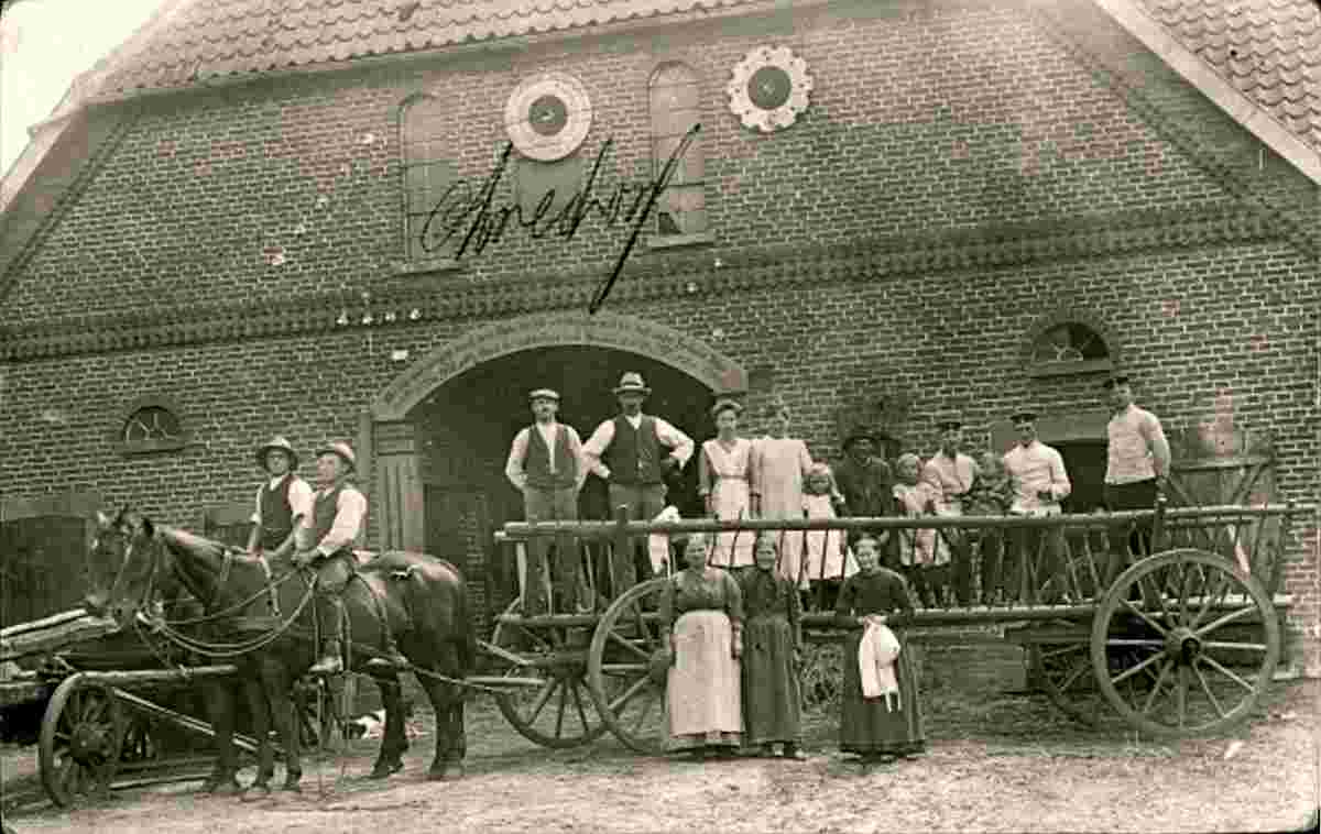 Neustadt. Amedorf - Pferdefuhrwerk und Personen vor einem Bauernhof