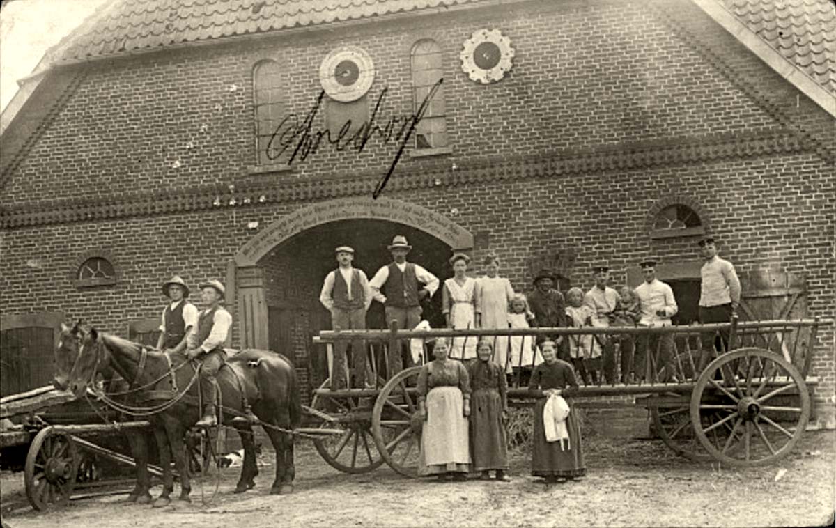 Neustadt am Rübenberge. Amedorf - Pferdefuhrwerk und Personen vor einem Bauernhof