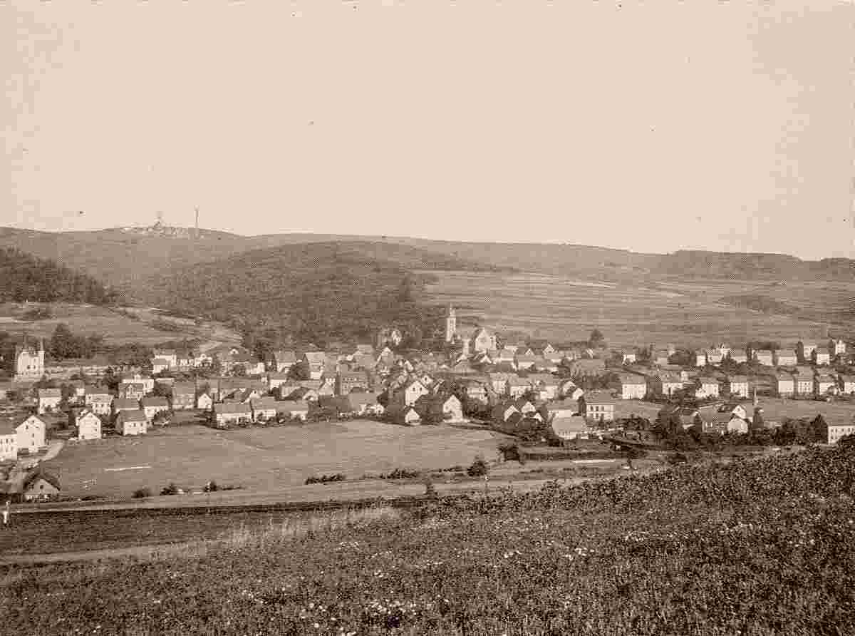 Blick auf Neunkirchen, im Hintergrund am Berg die Grube Steimel, 1903
