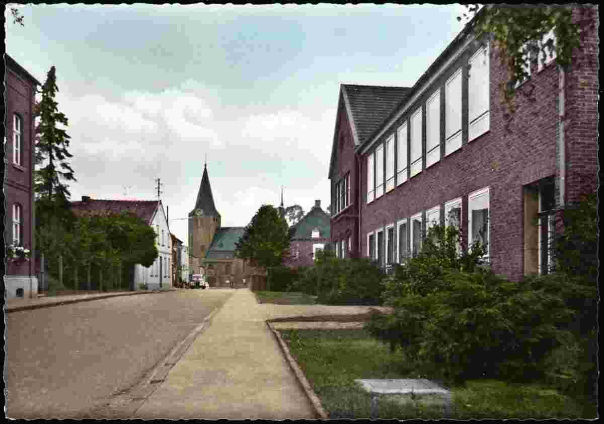 Niederkrüchten. Dr. Lindemann-Straße mit Schule und Kirche