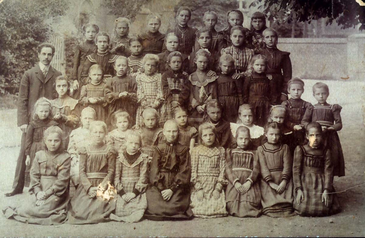 Nörvenich. Binsfeld - Mädchen Schule, 1903