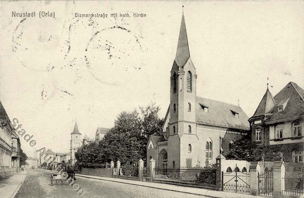 Neustadt an der Orla. Bismarckstraße mit Katholische Kirche