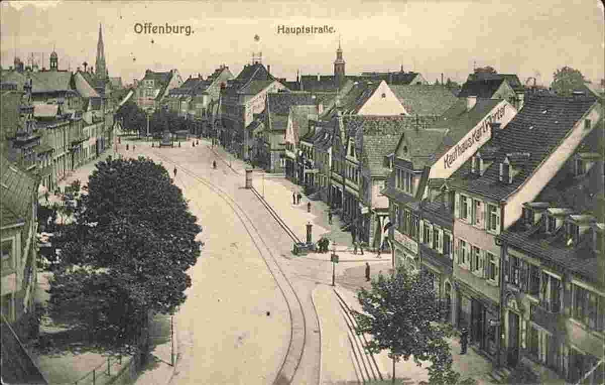 Offenburg. Hauptstraße mit Straßenbahnlinie