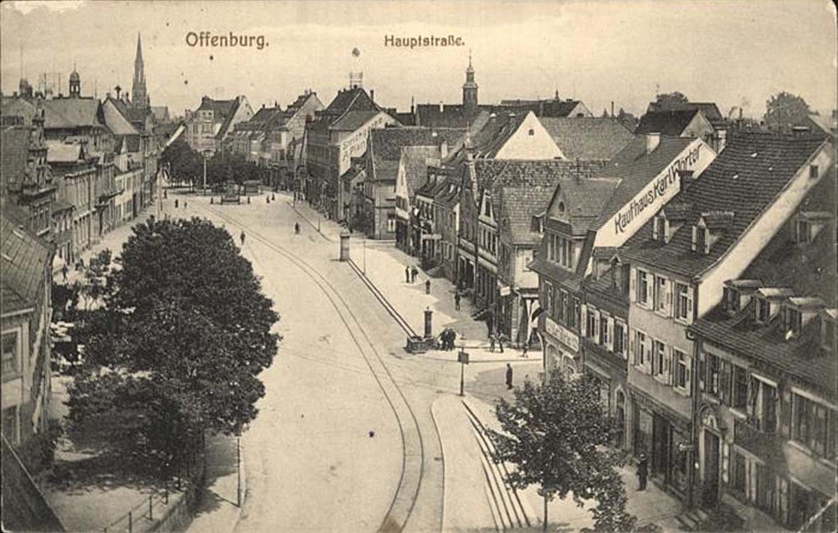 Offenburg. Hauptstraße mit Straßenbahnlinie