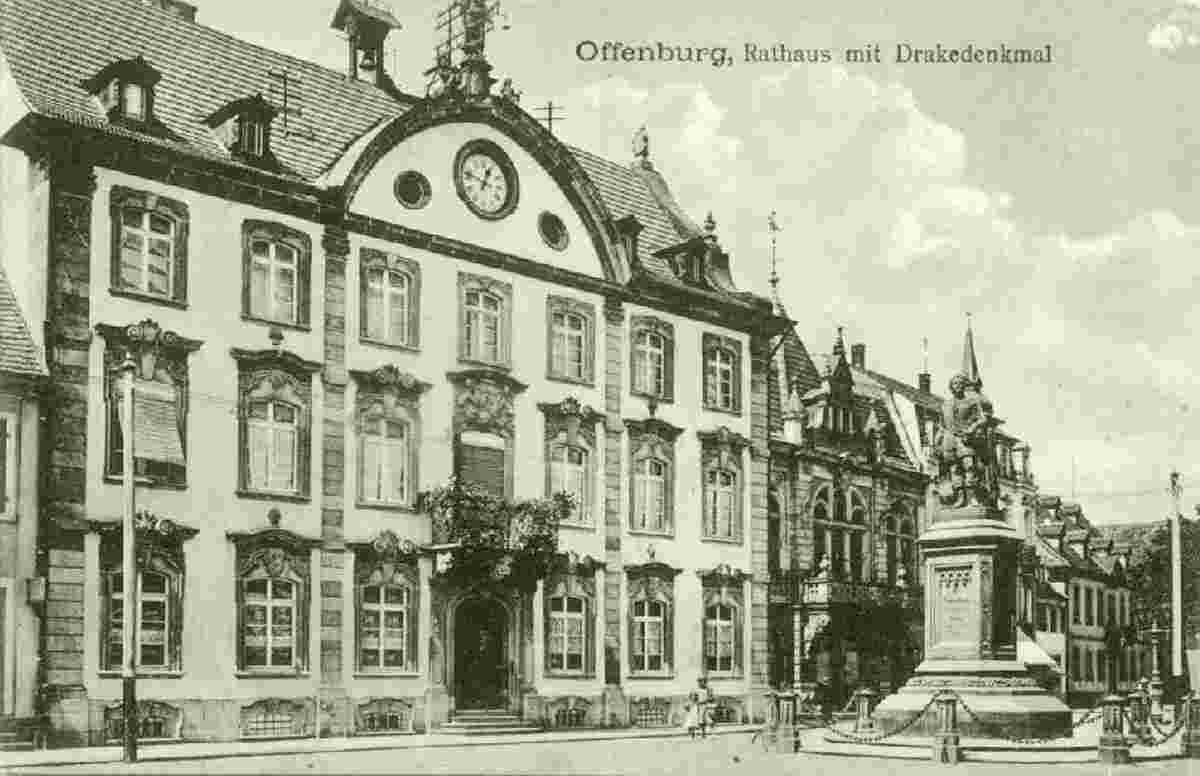 Offenburg. Rathaus mit Drake Denkmal, um 1900