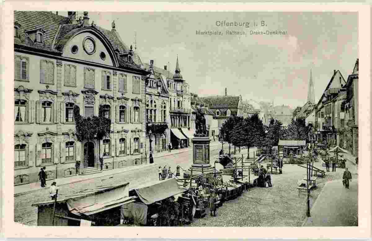 Offenburg. Rathaus mit Drake Denkmal am Marktplatz