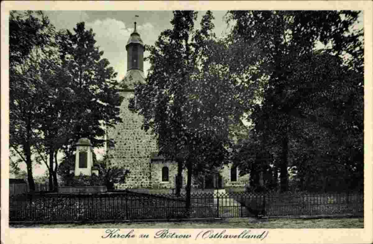 Oberkrämer. Bötzow - Kirche mit Kriegerdenkmal