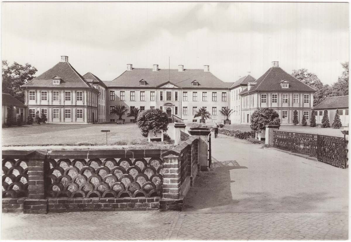 Oranienburg. Schloß mit Historische Staatsarchiv, Museum und Bibliothek