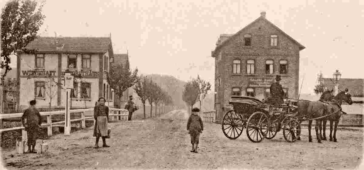 Obertshausen. Links - Wirtschaft 'Zum Forsthaus', rechts - Gaststätte 'Zum Bahnhof', um 1900