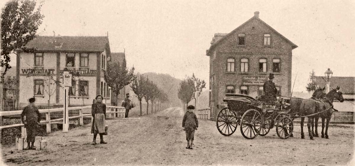 Obertshausen. Links - Wirtschaft 'Zum Forsthaus', rechts - Gaststätte 'Zum Bahnhof', um 1900