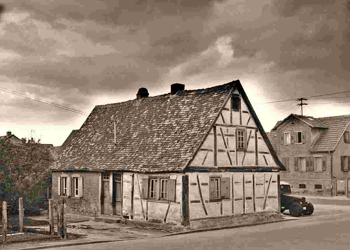 Obertshausen. Sogenannte Dragonerhaus, das früher auf dem Parkplatz der Volksbank in Obertshausen stand