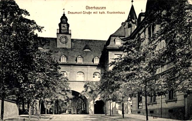 Oberhausen. Beaumontstraße mit katholischem Krankenhaus