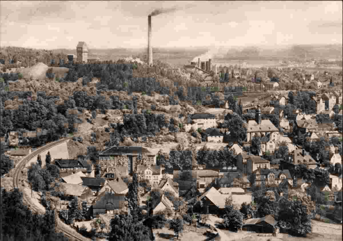 Oelsnitz (Erzgebirge). Blick auf Stadt, Schacht und Fabrik, 1969