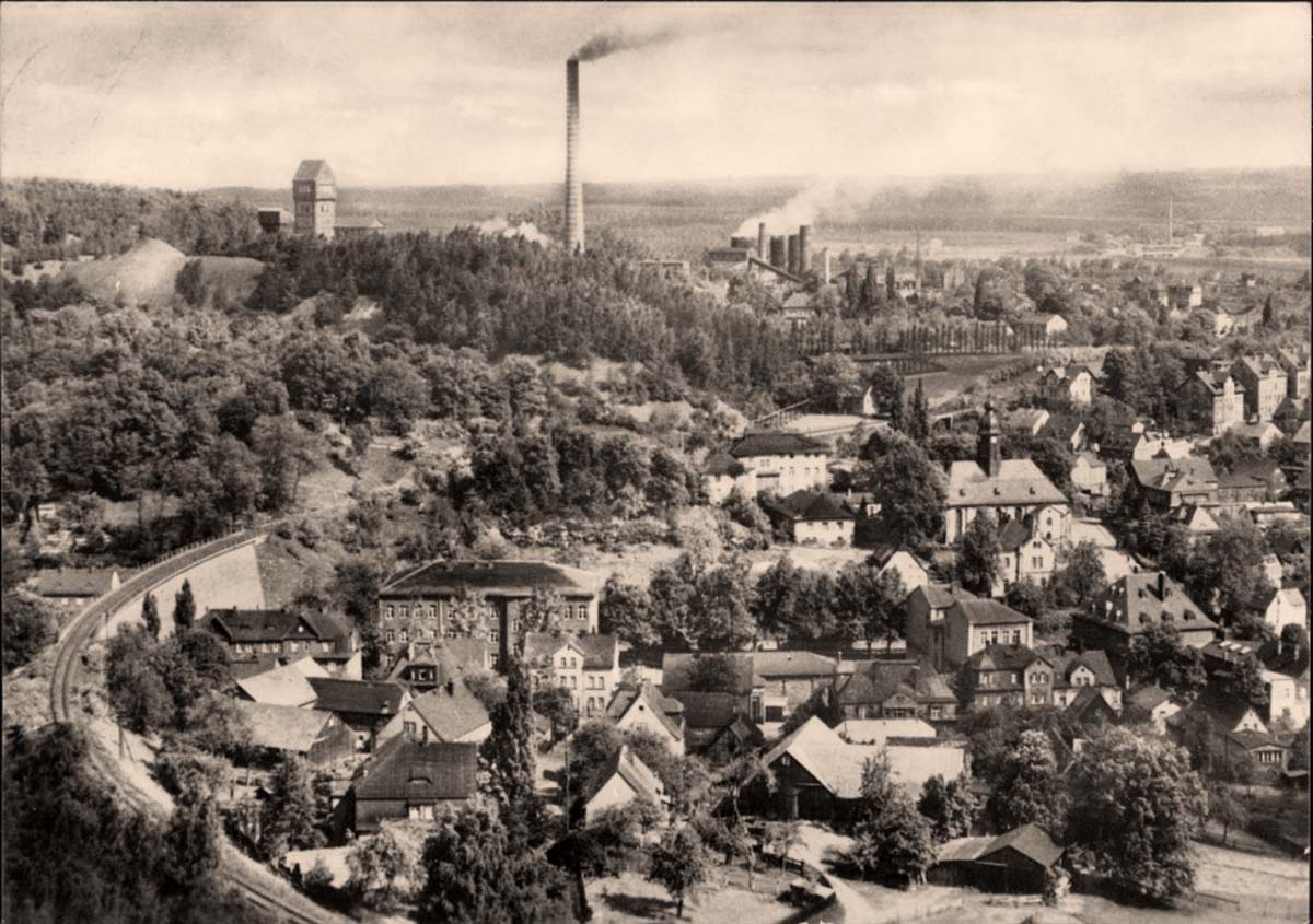 Oelsnitz (Erzgebirge). Blick auf Stadt, Schacht und Fabrik, 1969