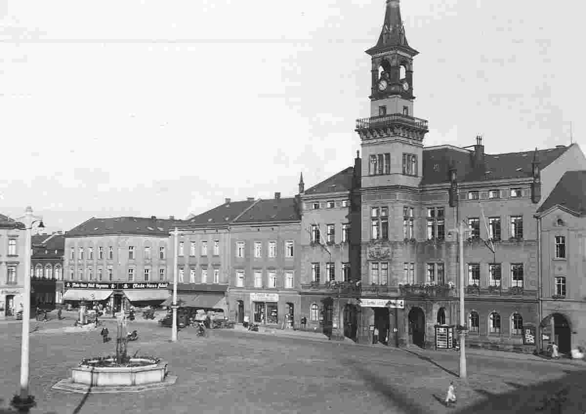 Oelsnitz (Vogtland). Marktplatz mit Rathaus