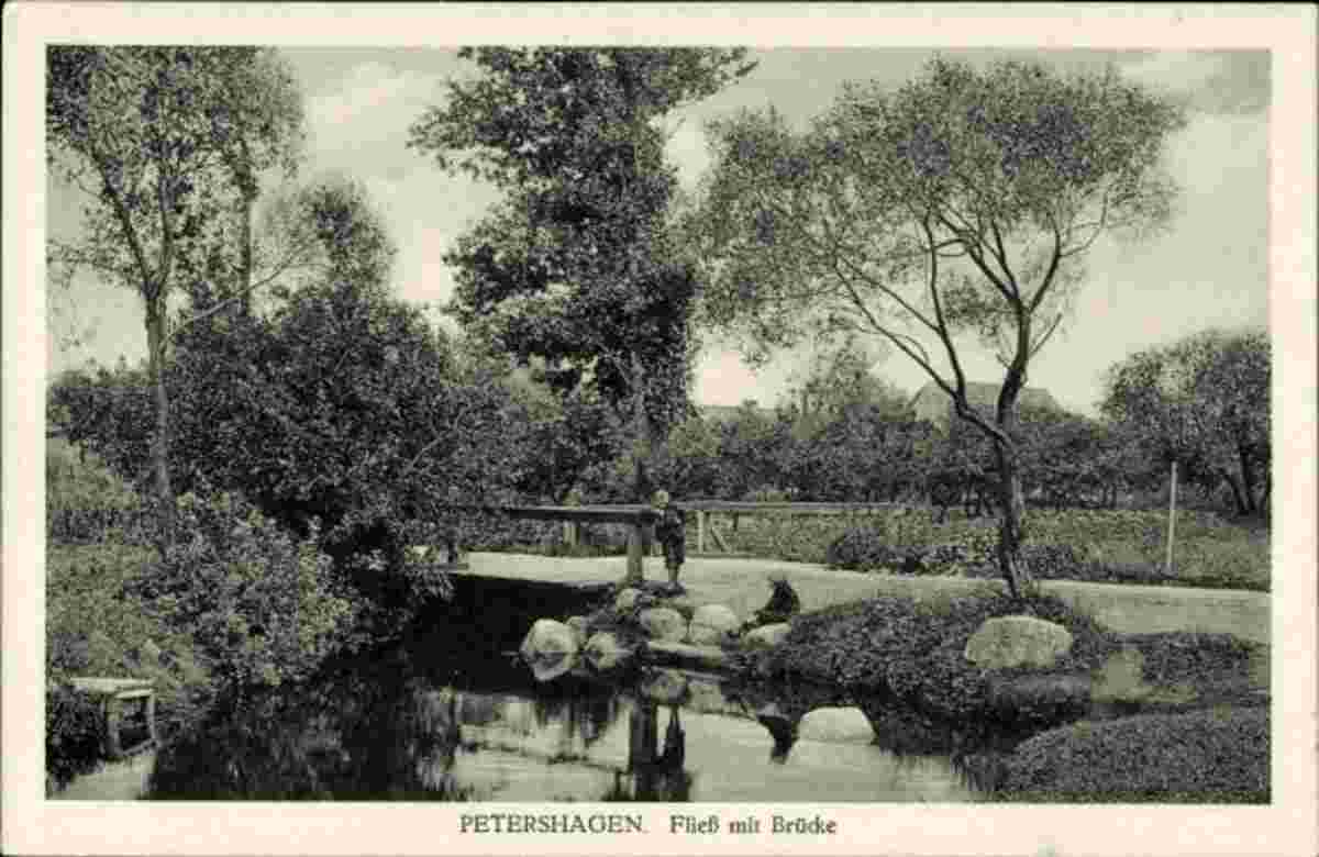 Petershagen (Eggersdorf). Fließ mit Brücke, Promenade