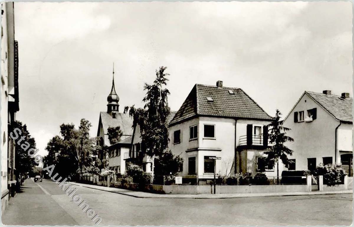 Pfungstadt. Bahnhofstraße mit Katholische Kirche, 1956