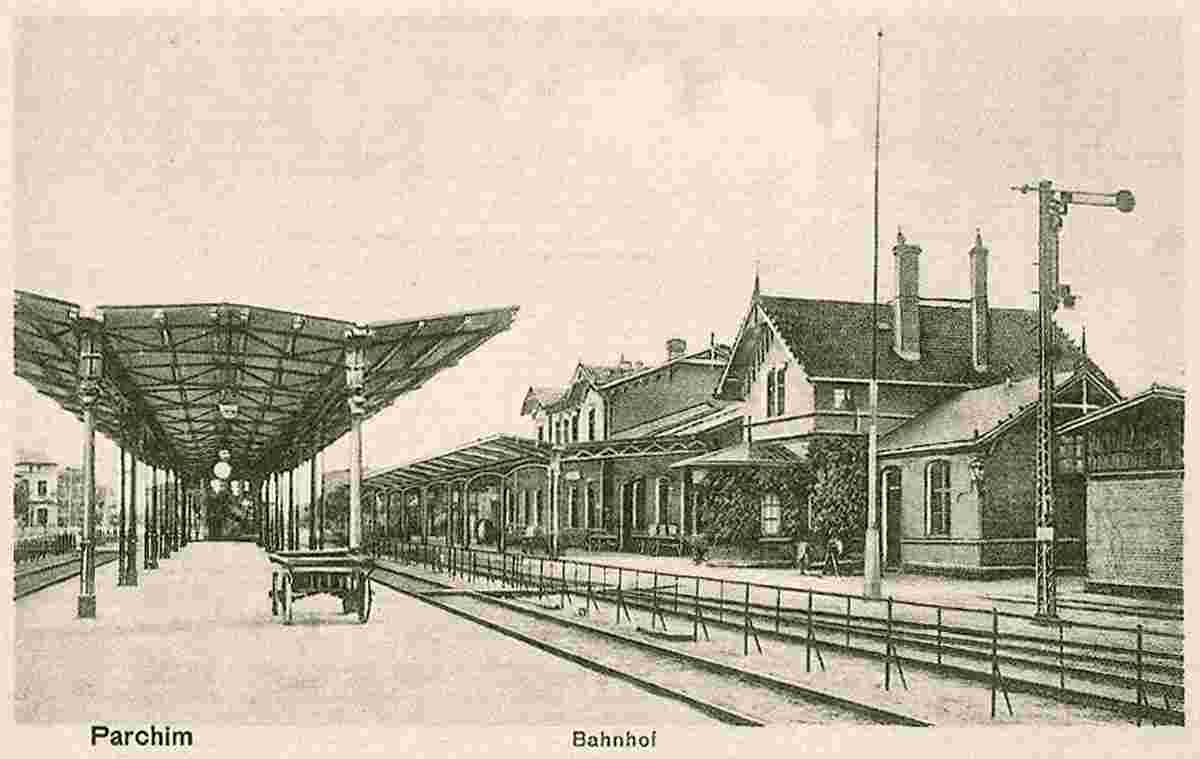 Parchim. Bahnhof mit Gepäckwagen und Signal