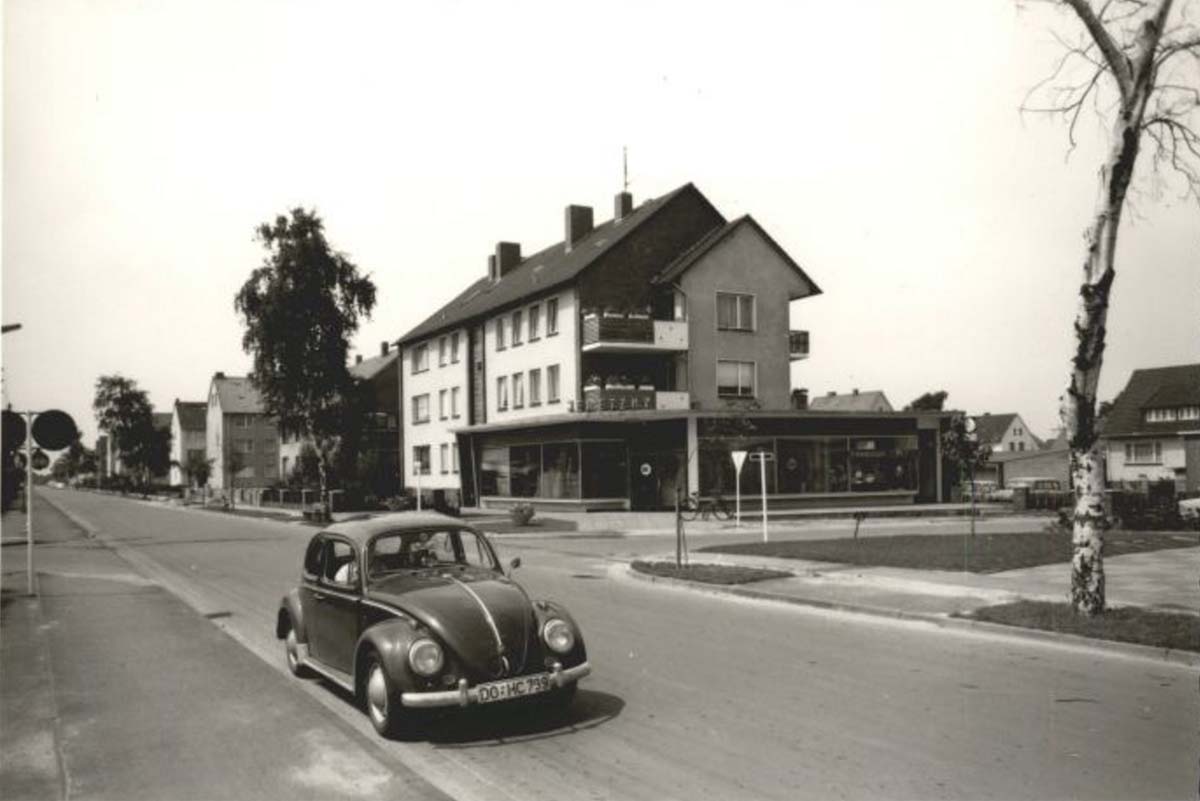 Pattensen. Blick auf Straße mit VW Käfer, 1966