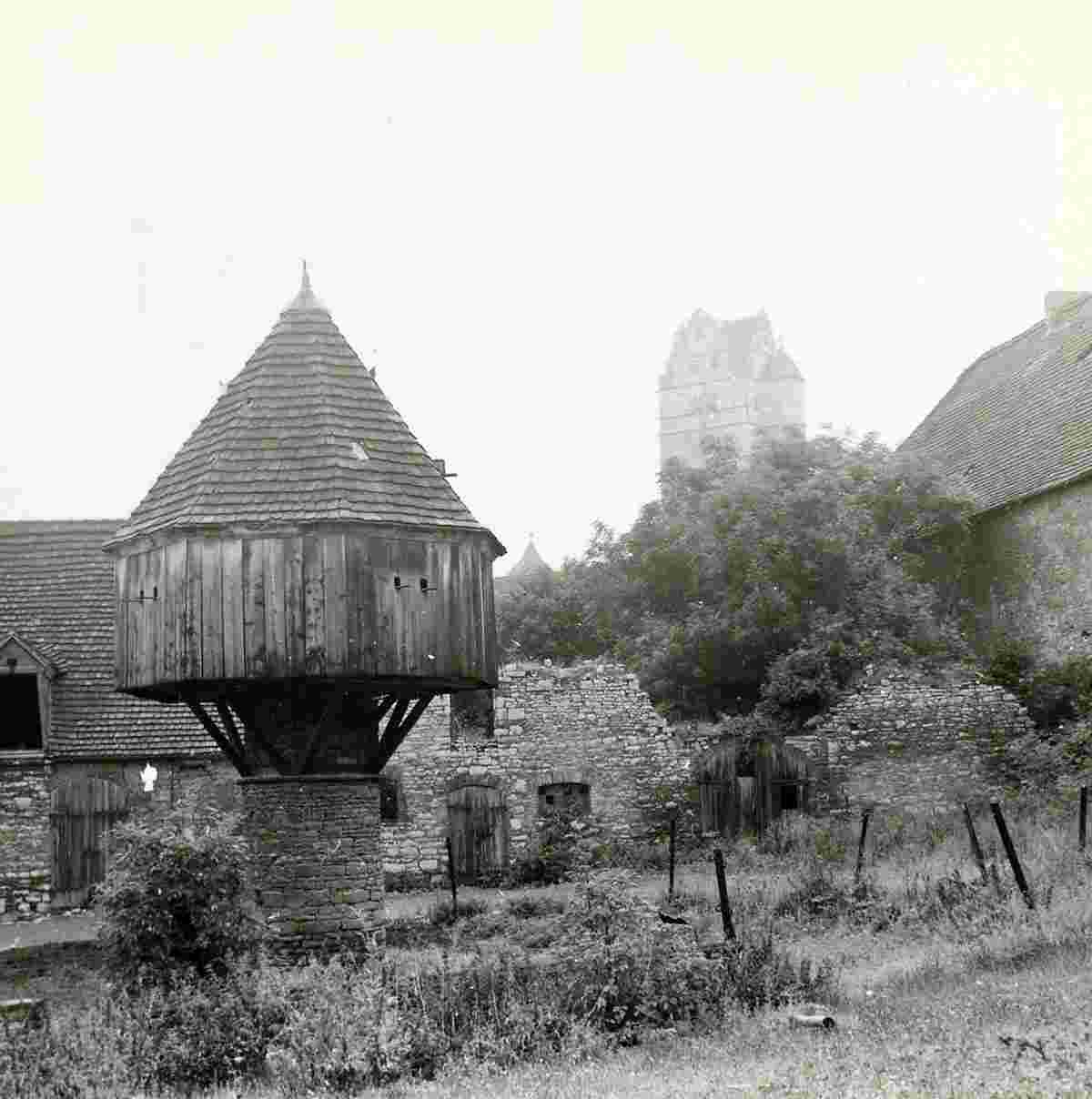 Plötzkau. Burg Plötzkau, Taubenhaus und Ruinen eines Gehöftes gegen den Schloßturm