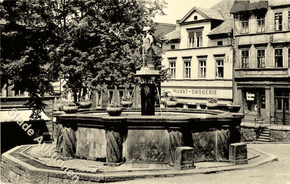 Pößneck. Marktbrunnen und Markt-Drogerie