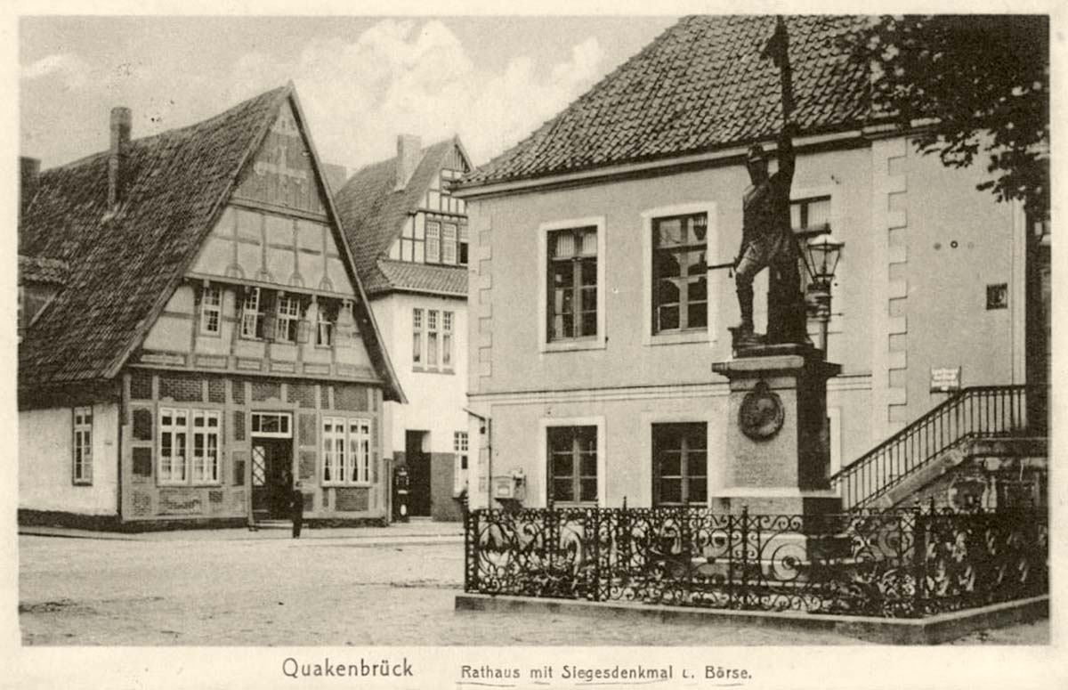 Quakenbrück. Rathaus mit Siegesdenkmal und Börse, um 1916