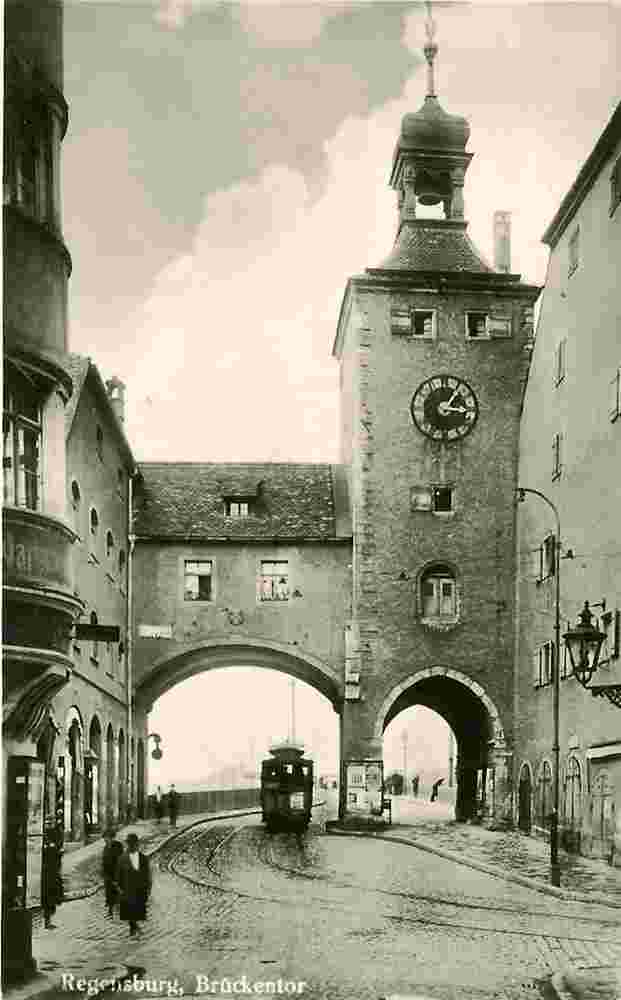 Regensburg. Brückentor und Tram