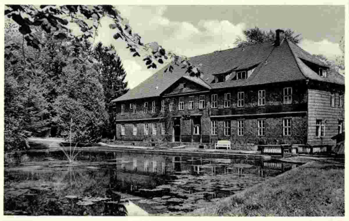 Rosdorf. Tiefenbrunn - Niedersächsisches Landeskrankenhaus, Teichanlage, Fontäne