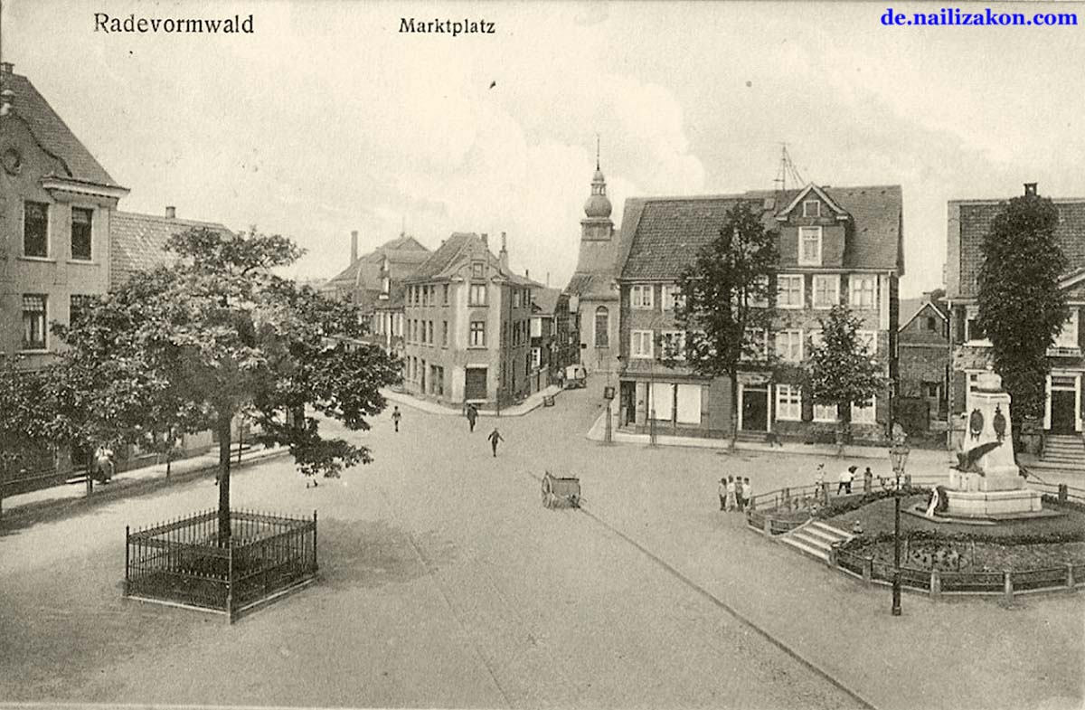 Radevormwald. Marktplatz mit  Denkmal, 1916