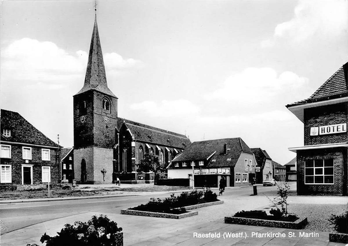 Raesfeld. Pfarrkirche St Martin und Hotel