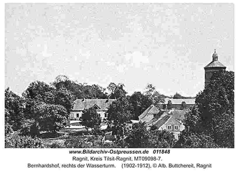 Ragnit. Bernhardshof, am rechts - der Wasserturm, 1902-1912