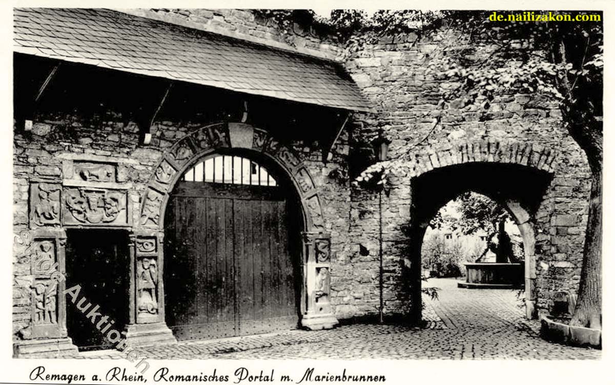 Remagen. Steinskulpturen und Romanisches Portal mit Marienbrunnen