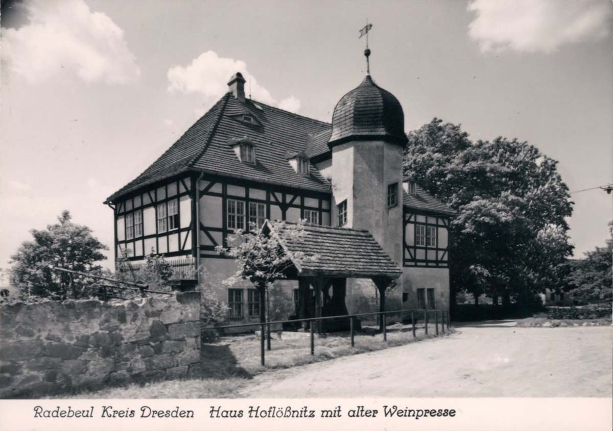 Radebeul. Haus Hoflößnitz mit alter Weinpresse, 1965