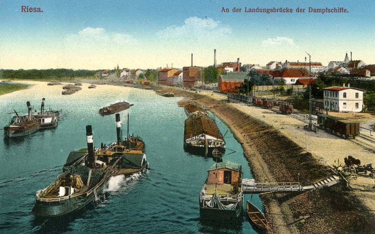Riesa. Landungsbrücke mit Schleppern und Lastkähnen, 1910