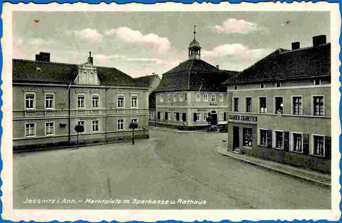Raguhn-Jeßnitz. Jeßnitz - Marktplatz mit Sparkasse und Rathaus